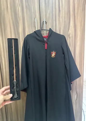 Manto Harry Potter Grifinória Original com Varinha Original