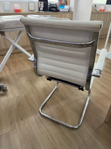 Cadeira de Escritório em Couro Branco com Pés Cromados