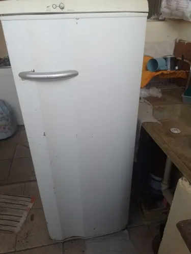 Vendo Geladeira antiga mas funciona