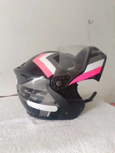 Capacete feminino articulado Robocop 