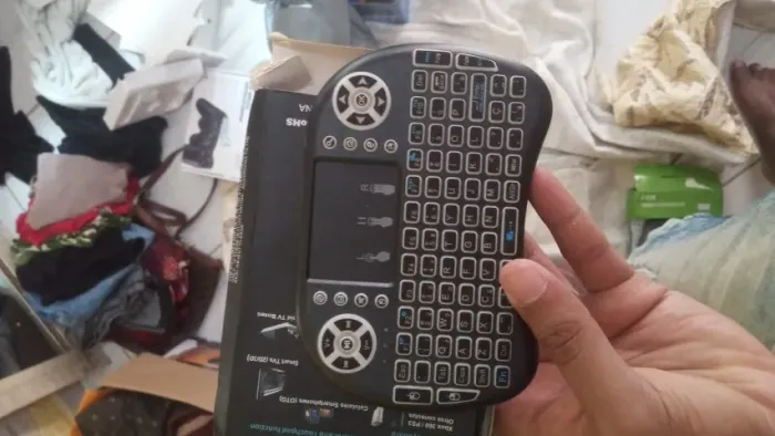 O mini teclado sem fio (wireless) TV