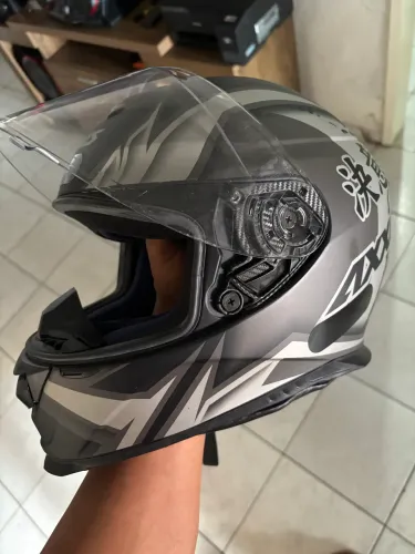 Capacete áxis