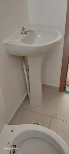 Lavatório banheiro Celite com coluna em material cerâmico branco