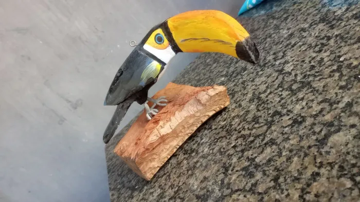 Tucano de madeira