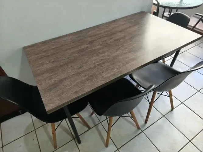 Mesa Simples com 4 Cadeiras