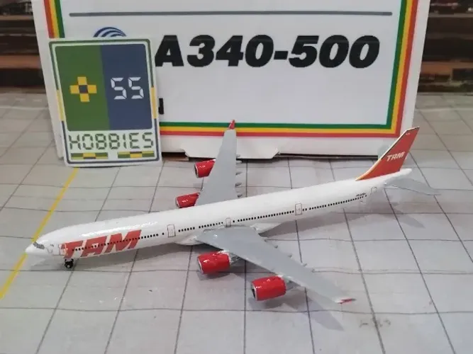 Miniatura Avião Artesanal 1/550 TAM Airbus A340-500 "Orgulho De Ser Brasileira"