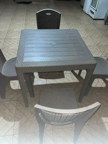 Vendo 03 jogos de mesas com 4 cadeiras