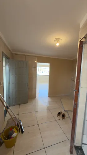 Alugo Apartamento de 02 Quartos em Vitória