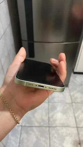 iPhone 12 - 1.000,00 Traseira trincada 