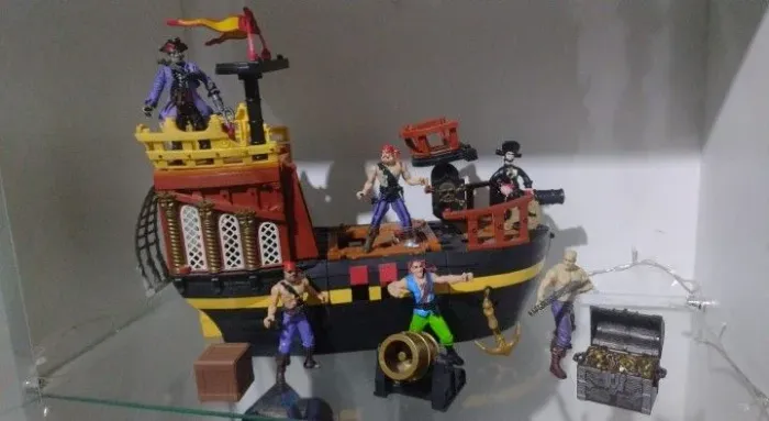 Barco pirata, + bonecos e acessórios