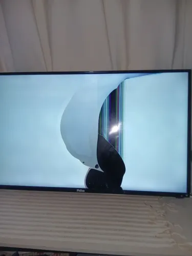 Tv philco de 43 polegadas com a tela quebrada mais com som. Para quem conserta. 1