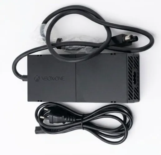 Fonte de Xbox One mais o cabo da tomada