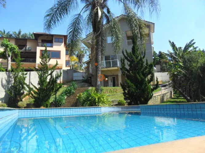 Casa de condomínio para alugar em Mairiporã com 4 dormitórios e 240 m² de área útil.
