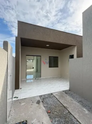 Casa à venda a 640m da praia com 2 quartos, suíte e 3 vagas em bairro tranquilo