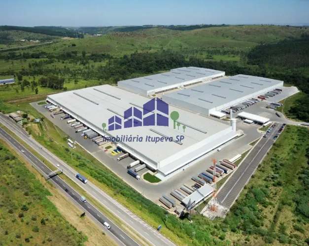 Galpão para Locação no Centro de Cabreúva-SP: 2 Salas, 2 Banheiros e 11.352m² de Área Disp