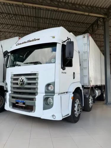 VW Constellation 24-250 8x2 (Bi-Truck) Cabine Leito Teto Alto Baú Refrigerado