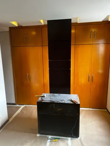 Móvel estilo estante com prateleiras de vidro e fundo espelhado