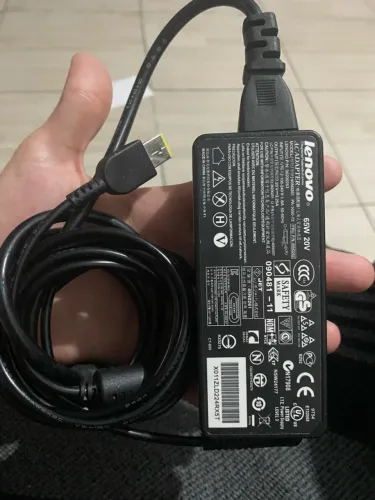 Carregador Lenovo retangular