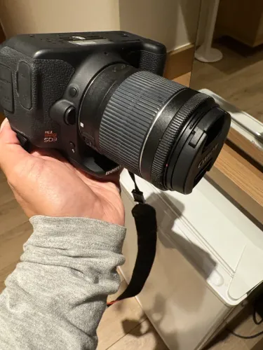 Máquina fotográfica Cannon EOS T5i
