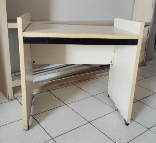 Mesinha Multiuso Compacta - Ideal para Estudos ou Escritório