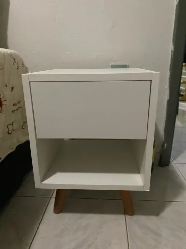 Mesa de cabeceira com gaveta secreta