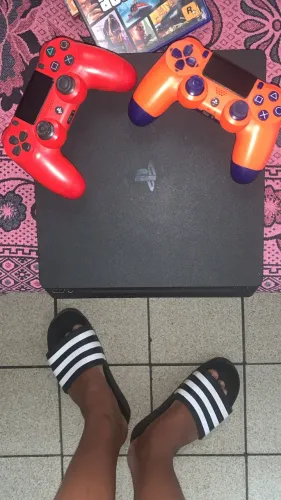 Playstation 4 slin de 1tb com vários jogos dois controles