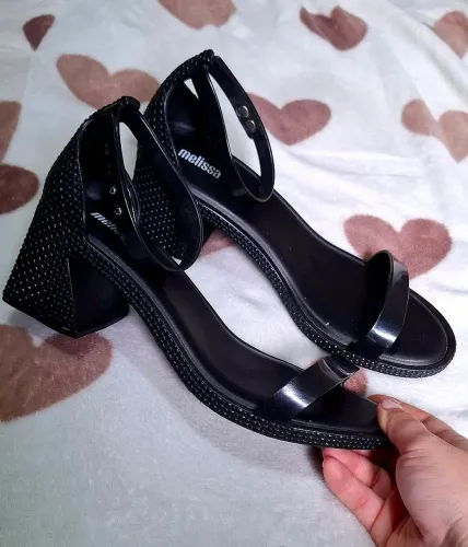 Melissa Lux heel em perfeito estado