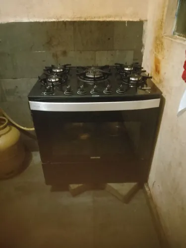 Vendo fogão tá no bom estado só tá sem os pés porque eu tirei vendo ele por 600 reais 