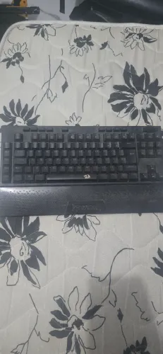 Teclado redragon com um defeito na fileira do espaço