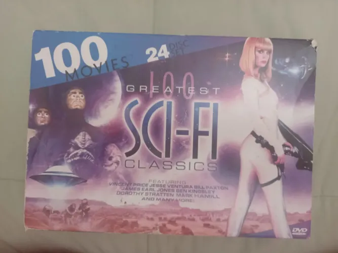 Caixa com coleção de 100 DVDs vintage e clássicos de ficção científica 