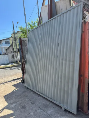 Portão de garagem fechado 2,63metros x 3metros