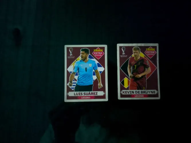 2 Figurinhas Extra Legend Vermelhas Qatar 2022 - De Bruyne e Suárez