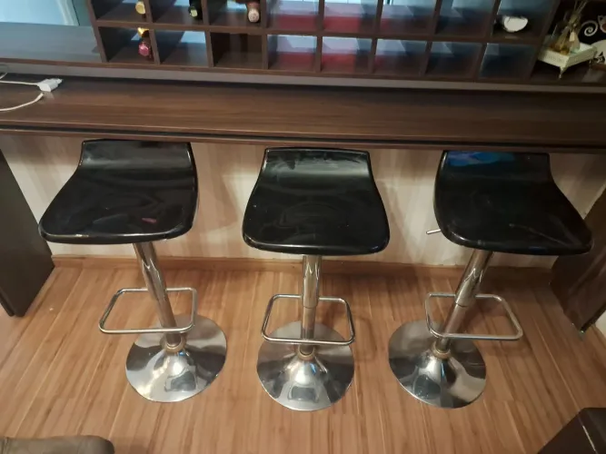 BANQUETA PRETA E PRATA