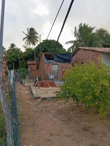 Vende-se terreno com escritura com uma casa dentro em ponta dos mangues pacatuba-se