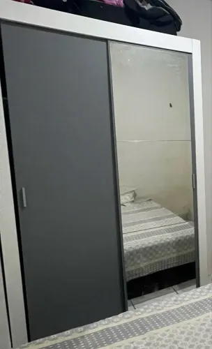 Guarda-roupa 2 portas semi novo 