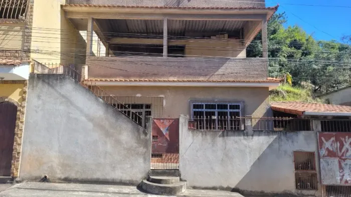 Excelente Casa 4 Quartos na Rua Principal - Bairro Mangueira, Volta Redonda/RJ