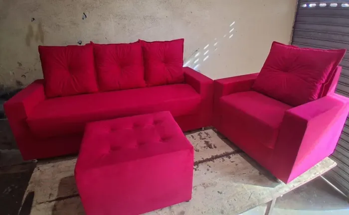 Conjunto de Sofá 3 Lugares + Poltrona + Puff de Centro