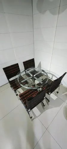 Ótima Mesa de alumínio e vidro com 4 cadeiras de fibra sintética com alumínio 