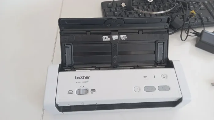 Scanner portátil ads-1250w Wi-Fi Brother.
