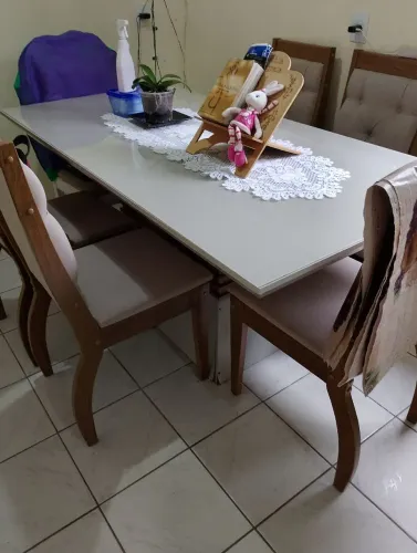 Mesa de MDF tampo de vidro.