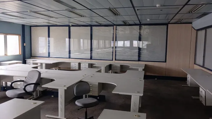 Vendo mesas de escritório. Armários  tudo sempre novo pra desocupar lugar 