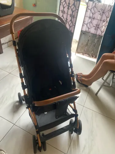 Vendo este carrinho motivo meu neném não está mais servindo nele