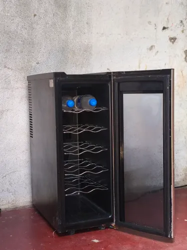 Adega Midea liva 12 garrafas