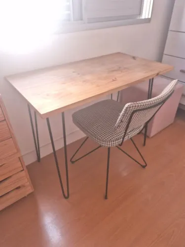 Mesa com Cadeira Estofada