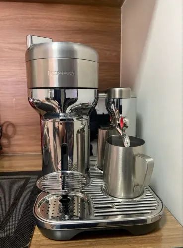 Cafeteira e vaporizador de leite Nespresso Creatista Vertuo.