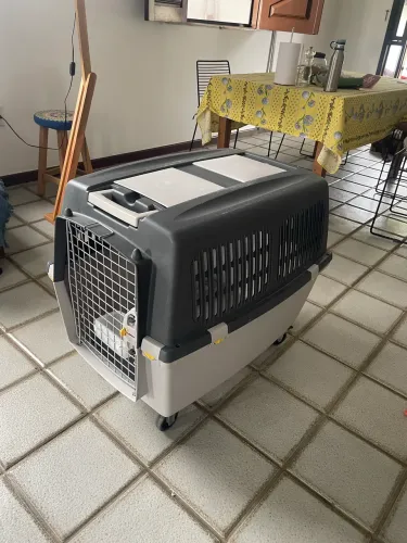 Caixa de Transporte Chalesco Gulliver Cinza Com Rodinhas para Cães e Gatos