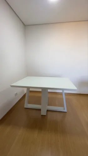 Mesa branca 4 lugares tampo de vidro