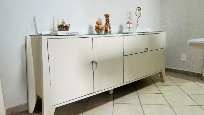 Balcão Jacauna em madeira com tampo de vidro, cor branco gelo