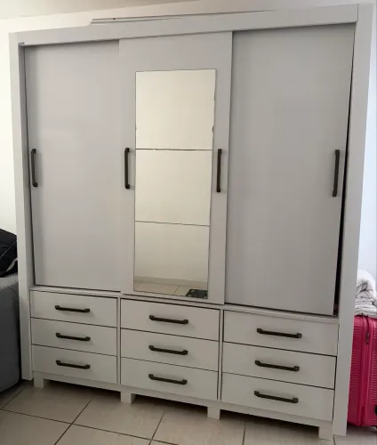 Guarda-Roupa Branco com Espelho - R$ 250