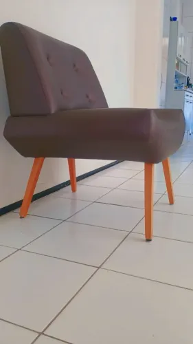 2 Poltronas de Madeira com assento em courino